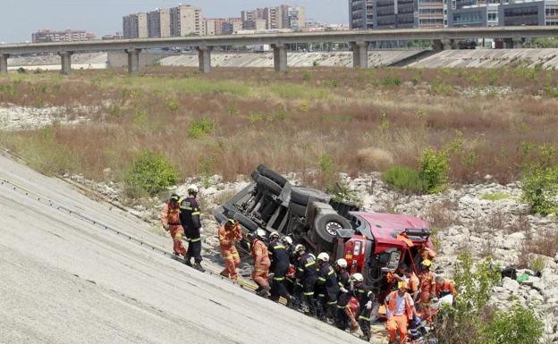 Accidente Camión Xirivella | Un Camión Cae Al Cauce Del Río Turia En ...